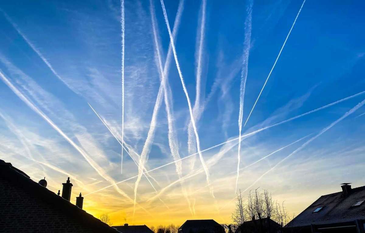 Chemtrails,in,the,morning,sky