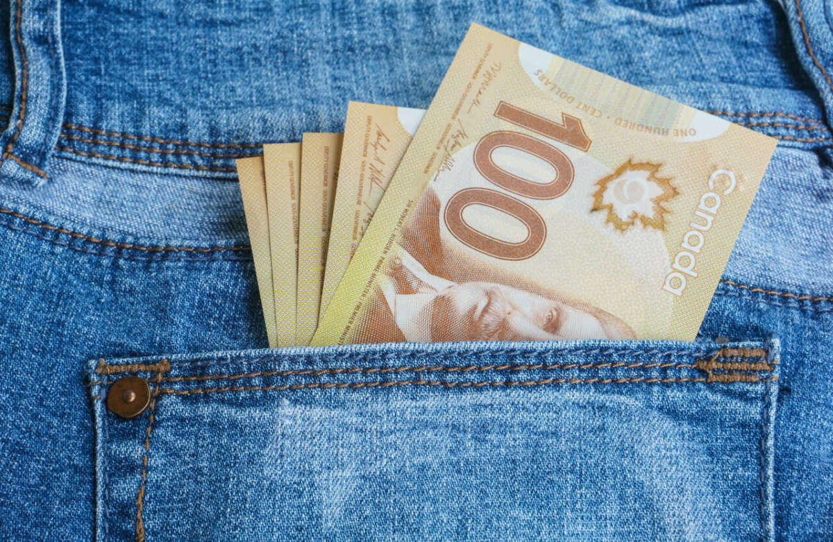 Canadian,banknotes,are,in,the,back,pocket,of,blue,jeans.